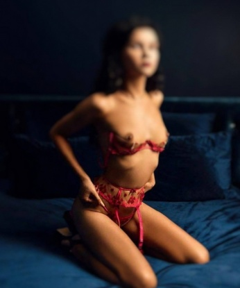 💋 Опыт и определенные навыки позволяют мне стать идеальным компаньоном для тебя. Я живу в Москве и готова предложить тебе самые разнообразные услуги: от страстного эскорта до сексуальных массажей. 🌟 Со мной ты окажешься в центре внимания, ведь я умею создавать настоящую атмосферу соблазна и удовольствия. ❣️ У меня есть множество положительных отзывов, которые подтверждают мою профессиональность и умение доставлять удовольствие. Посмотри на мои фото и убедись в этом сам! 😉 Если ты готов окунуться в мир страсти и наслаждения, то не медли, свяжись со мной прямо сейчас! 💕 Шарлотта